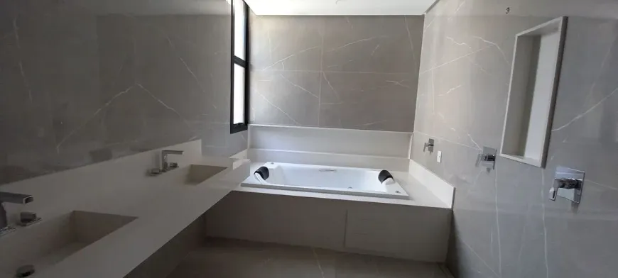 sobrado-com-4-quartos-a-venda-490m-no-residencial-alphaville-flamboyant-goiania-6.webpactionfit-indimension870x707seofalse-6